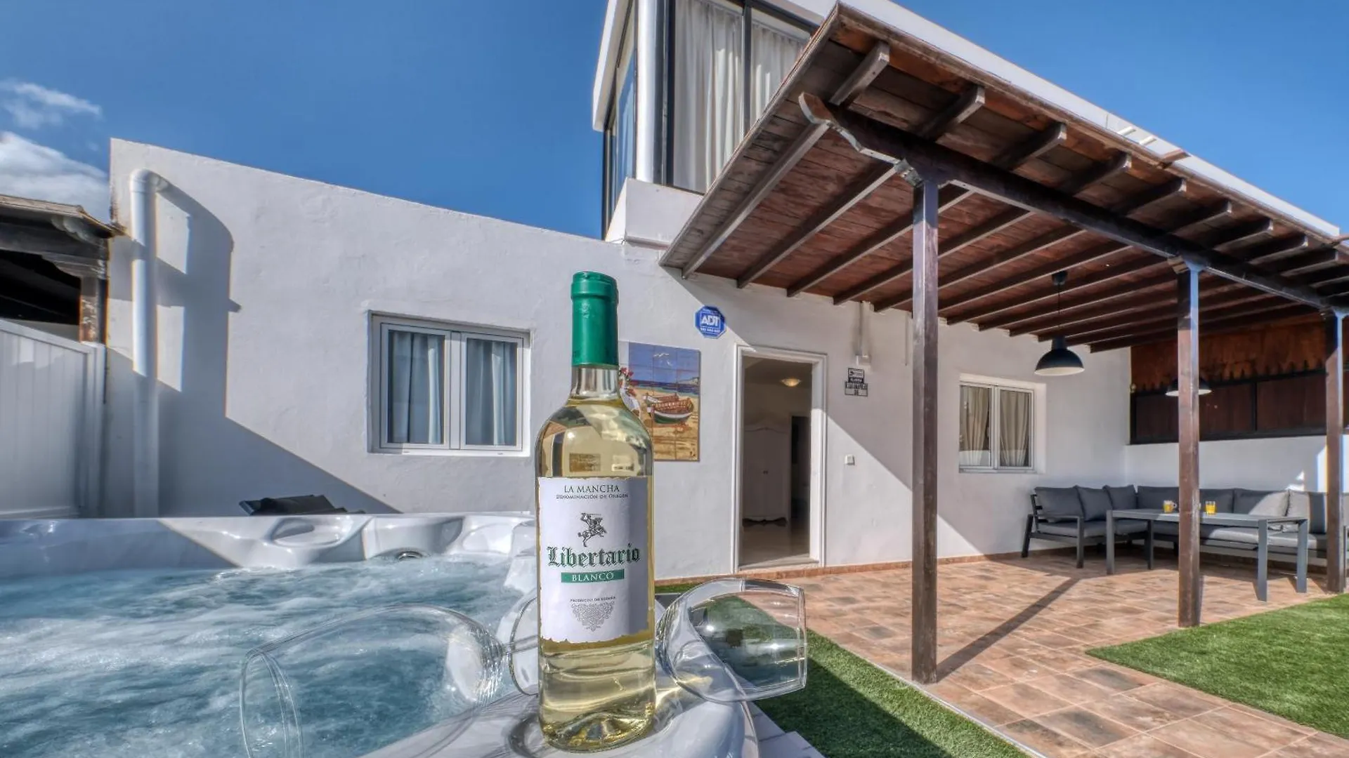 Villa Flaminia Art With Jacuzzi-400M From The Beach Puerto del Carmen